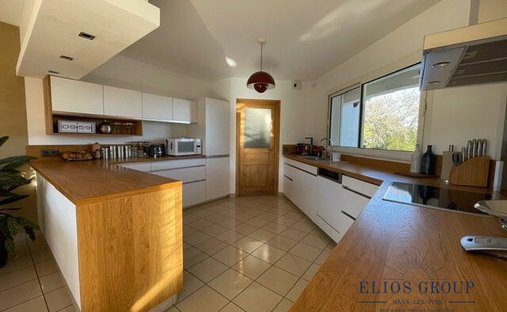 Castle for Sale in Plan-d'Aups-Sainte-Baume, Provence-Alpes-Côte d'Azur, France