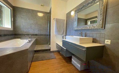 Castle for Sale in Plan-d'Aups-Sainte-Baume, Provence-Alpes-Côte d'Azur, France