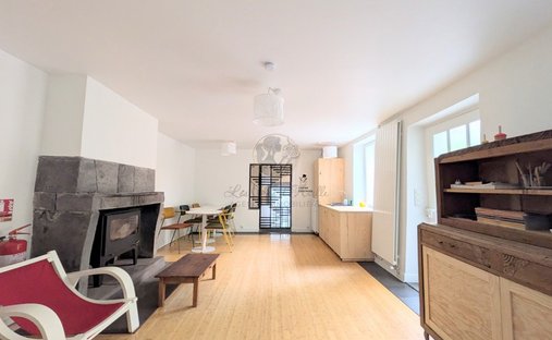 Castle for Sale in Clermont-Ferrand, Auvergne-Rhône-Alpes, France