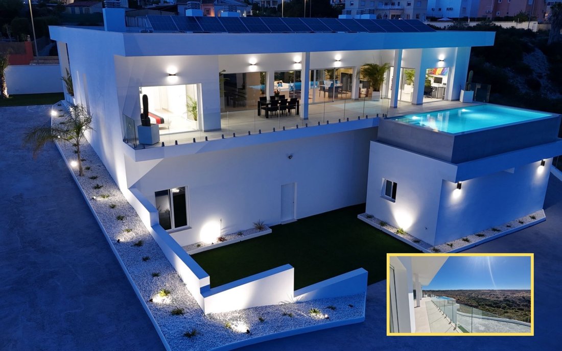 Villa in Elx / Elche, Valencian Community, Spain 1 - 16811993