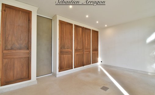 Near Villeneuve Sur Lot Magnificent Riverside Chateau With 6 Bedrooms And 8 Hectares Of Land