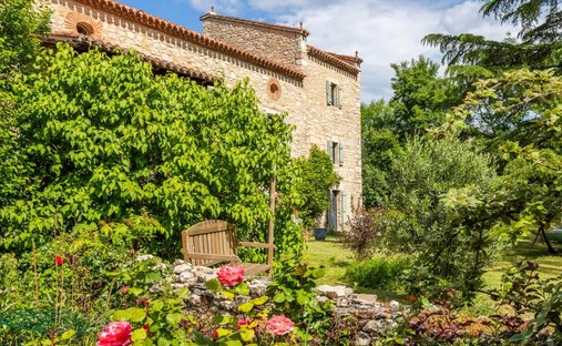 An Urban Chateau Dating Back To 1930 With An Outhouse, A Swimming Pool And Tree Dotted Grounds