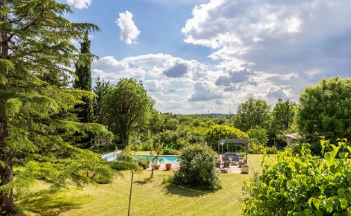 An Urban Chateau Dating Back To 1930 With An Outhouse, A Swimming Pool And Tree Dotted Grounds