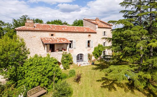 An Urban Chateau Dating Back To 1930 With An Outhouse, A Swimming Pool And Tree Dotted Grounds