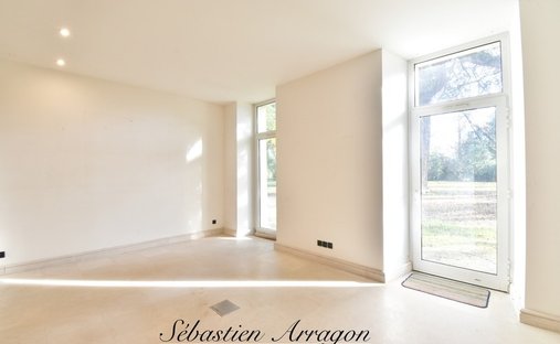 Near Villeneuve Sur Lot Magnificent Riverside Chateau With 6 Bedrooms And 8 Hectares Of Land