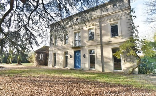 Near Villeneuve Sur Lot Magnificent Riverside Chateau With 6 Bedrooms And 8 Hectares Of Land