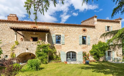 An Urban Chateau Dating Back To 1930 With An Outhouse, A Swimming Pool And Tree Dotted Grounds