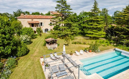 An Urban Chateau Dating Back To 1930 With An Outhouse, A Swimming Pool And Tree Dotted Grounds