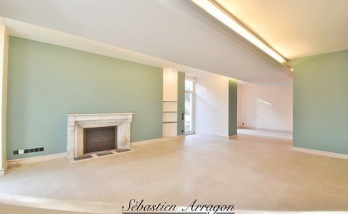 Near Villeneuve Sur Lot Magnificent Riverside Chateau With 6 Bedrooms And 8 Hectares Of Land