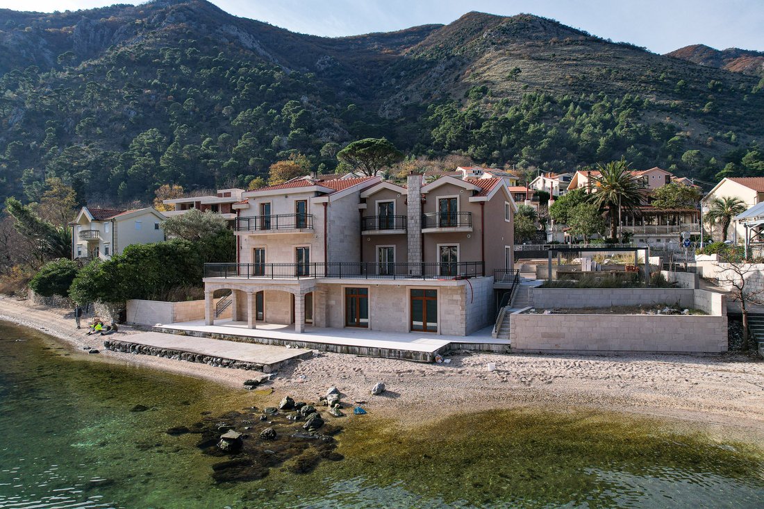 Villa in Donji Stoliv, Kotor Municipality, Montenegro 2 - 16810113