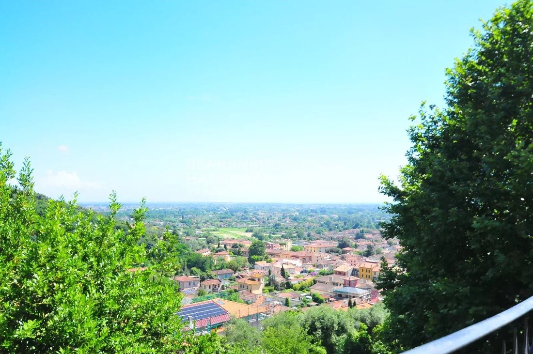 Villa in Pietrasanta, Tuscany, Italy 2 - 16811509
