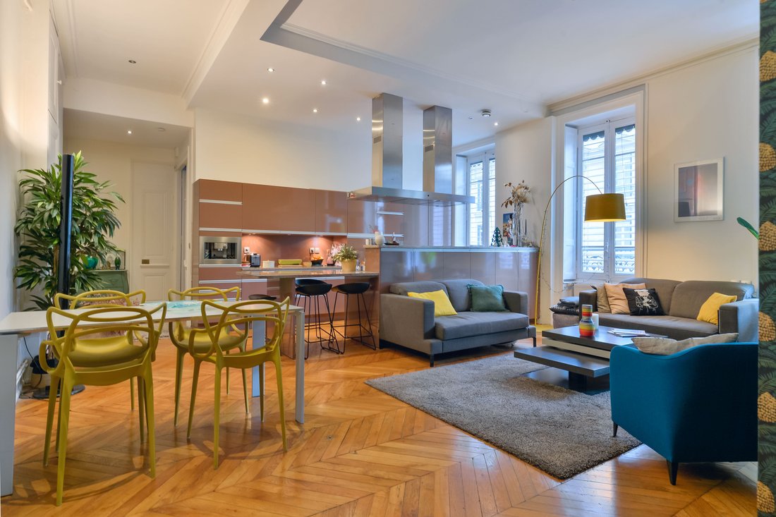 Apartment in Champvert-Point du Jour-Saint Irénée, Lyon 5e Arrondissement, Lyon 1 - 16813183
