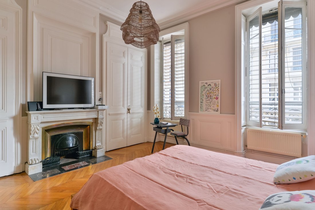 Apartment in Champvert-Point du Jour-Saint Irénée, Lyon 5e Arrondissement, Lyon 5 - 16813183