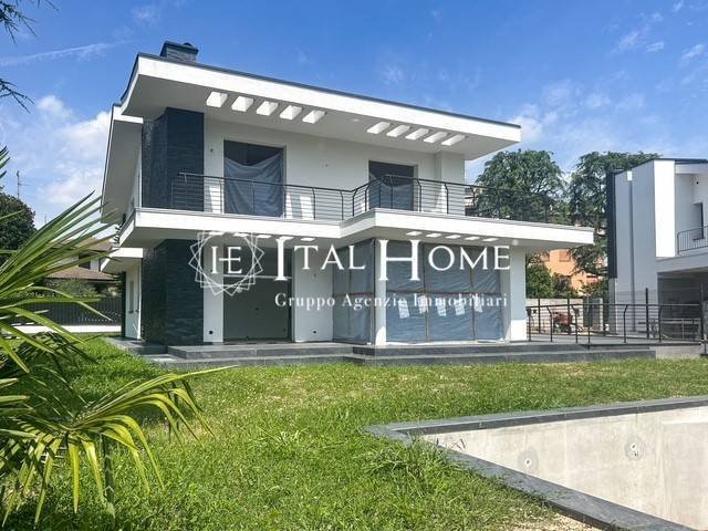 Villa in Inverigo, Lombardy, Italy 1 - 16264432