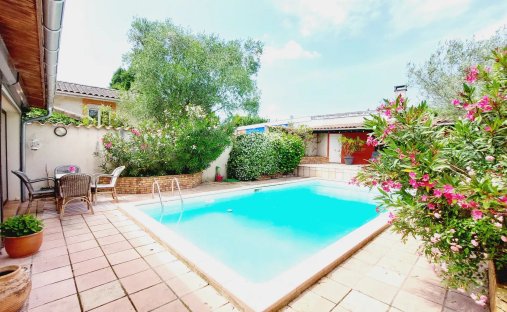 Splendid 19th Century Château, Renovated And Full Of Timeless Charm, Located Just Outside Bordeaux