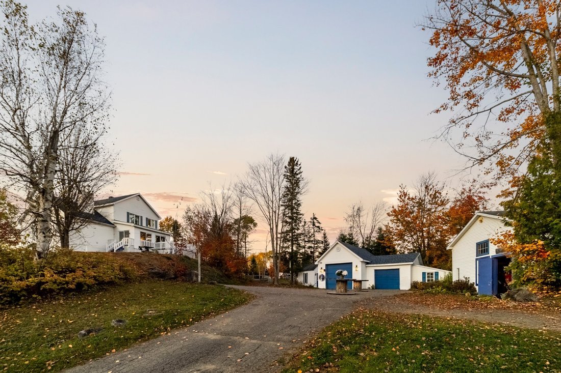 Farm Ranch in Sainte-Marguerite-du-Lac-Masson, Quebec, Canada 1 - 16814522