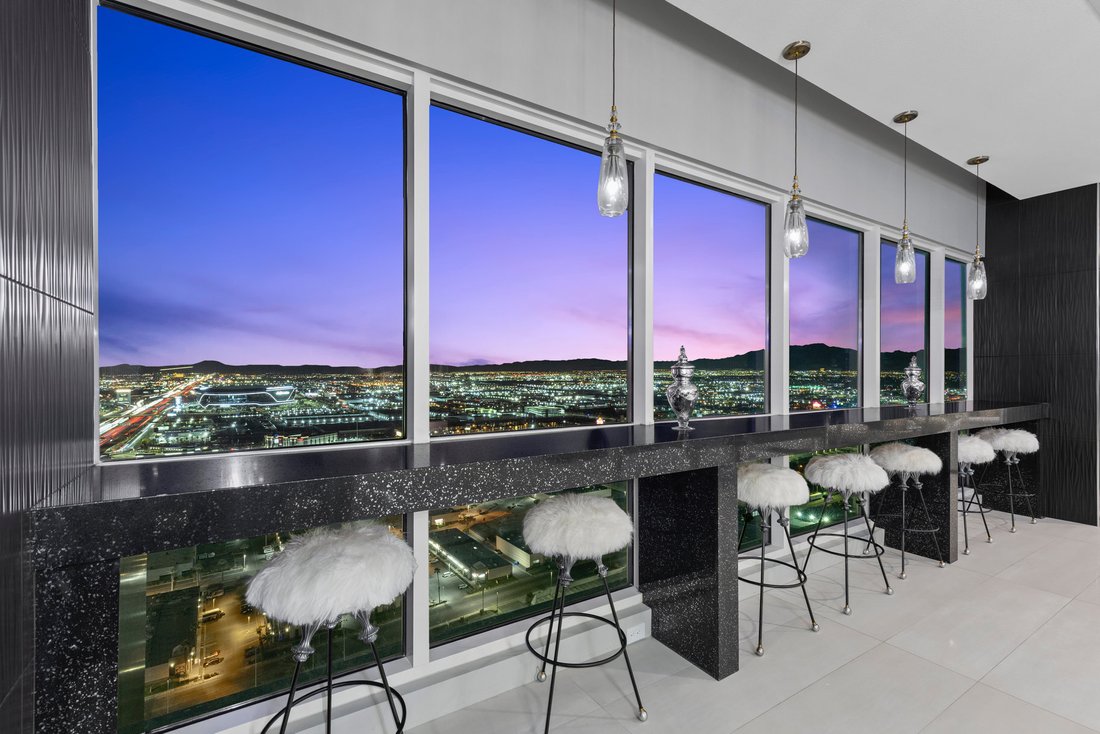 Condo in Las Vegas, Nevada, United States 1 - 16818172