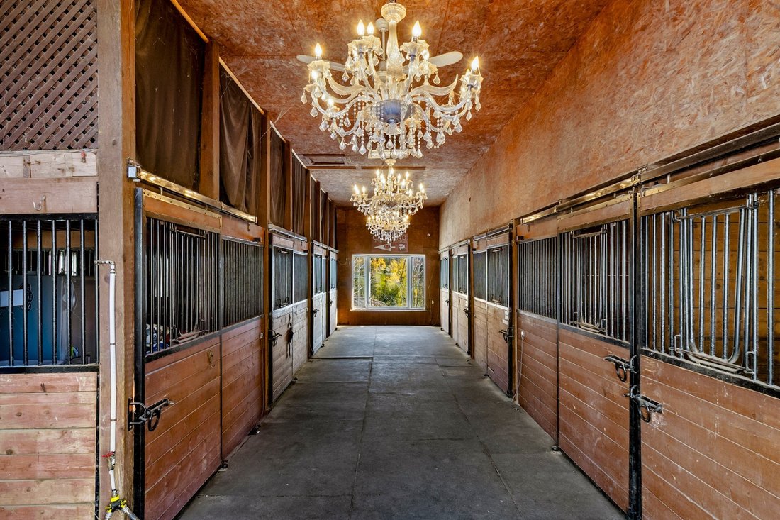 Farm Ranch in Sainte-Marguerite-du-Lac-Masson, Quebec, Canada 4 - 16814522