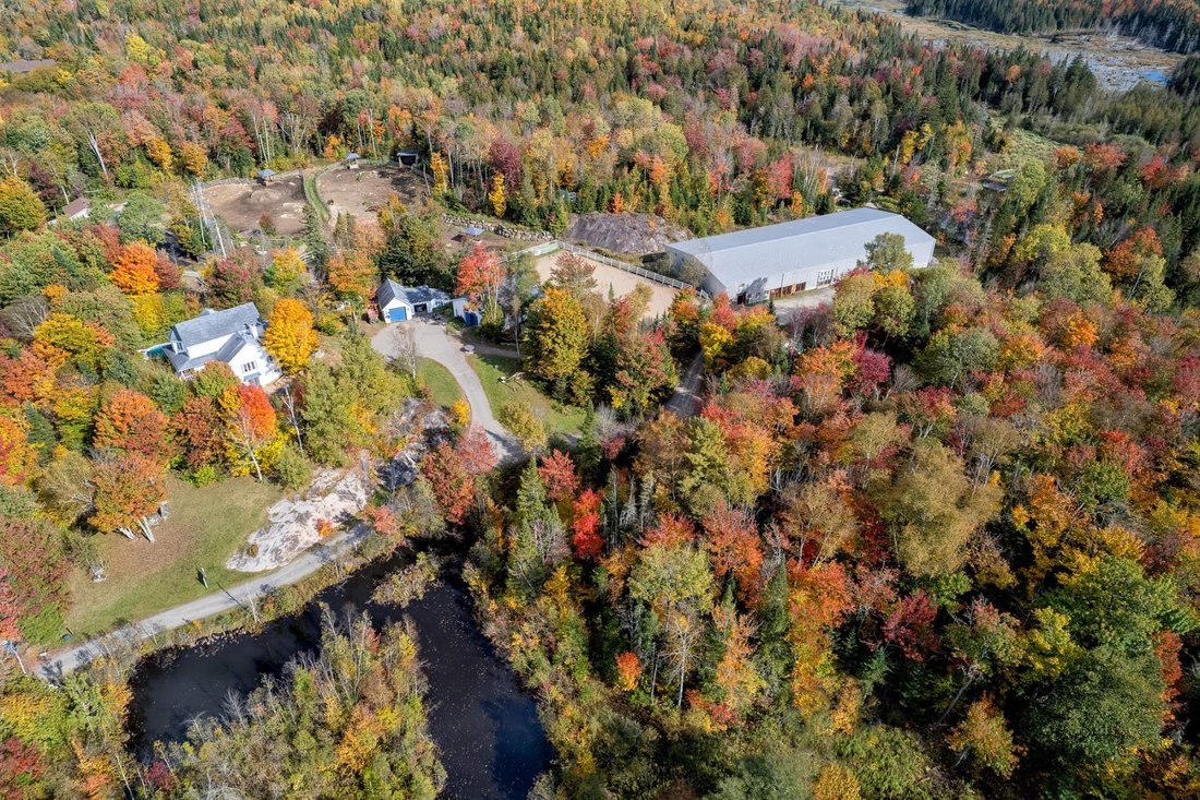 Farm Ranch in Sainte-Marguerite-du-Lac-Masson, Quebec, Canada 2 - 16814522