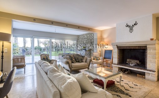 Castle for Sale in Houdan, Île-de-France, France