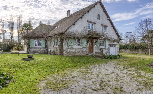 Castle for Sale in Houdan, Île-de-France, France