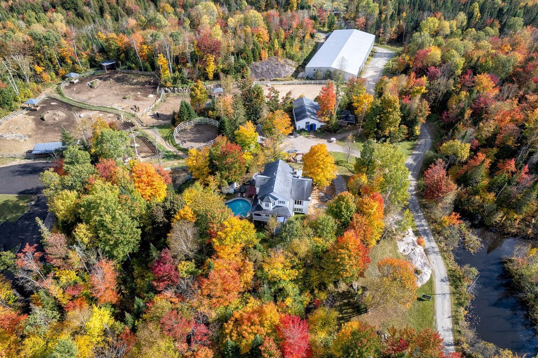 Corps de ferme à Sainte-Marguerite-du-Lac-Masson, Québec, Canada 3 - 16814522