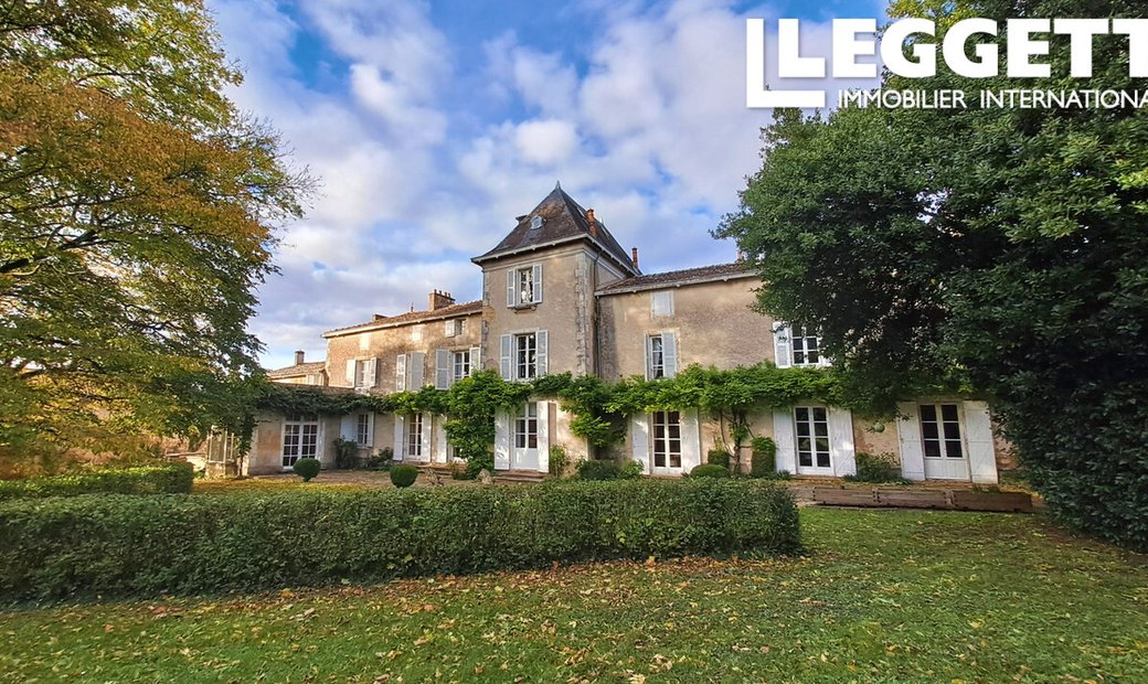 Beautiful Manoir In Enclosed Private Parkland Garden Close To Amenities In Melle, Close To Niort.