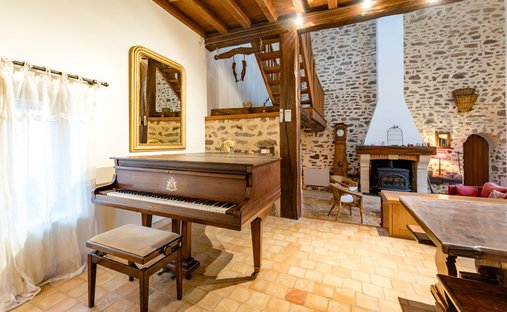 Château Avallon 1500.0 Sqm 25 Bedrooms