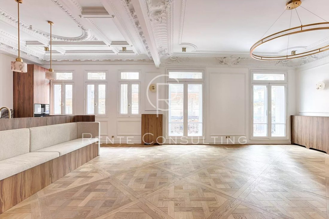 Apartment in Triangle d'Or, Paris 8e Arrondissement, Paris 2 - 16818252