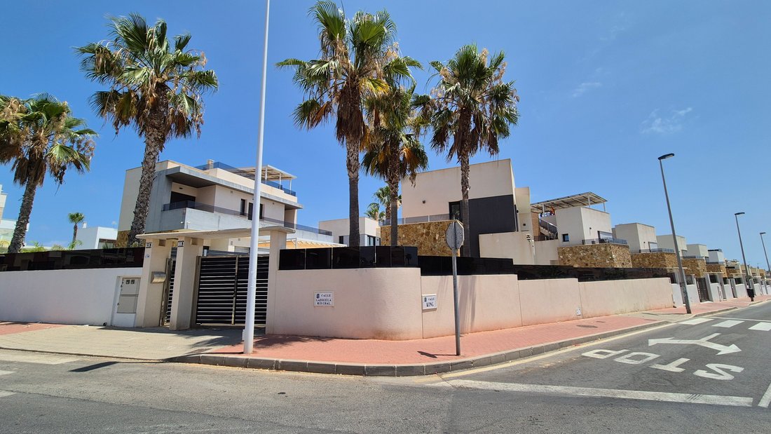 Chalet in Torrevieja, Valencian Community, Spain 3 - 16819322