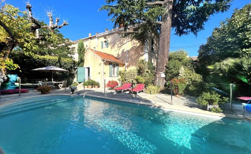 Castle for Sale in Carpentras, Provence-Alpes-Côte d'Azur, France