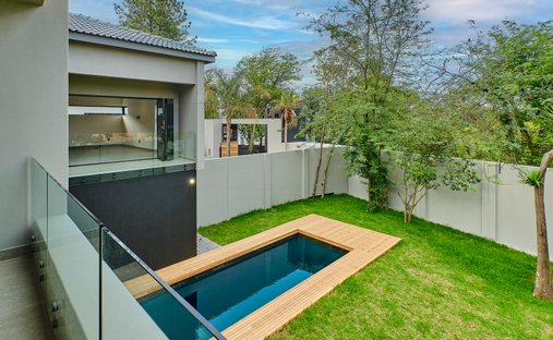 Country House in Strathavon, Chislehurston, Gauteng 1