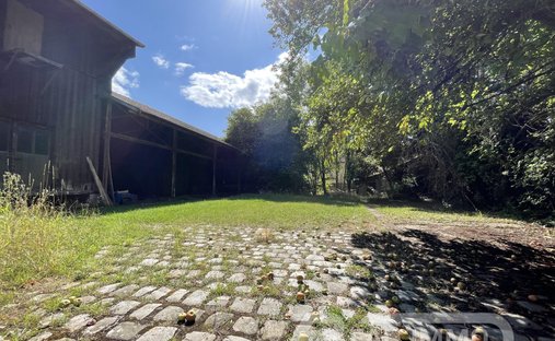 House 6 Room(s) 4 Bedroom(s) 210 M²