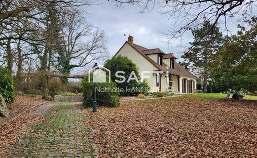 Castle for Sale in Houdan, Île-de-France, France