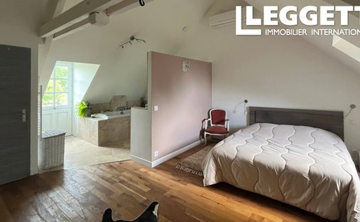 Castle for Sale in Sarlat-la-Canéda, Nouvelle-Aquitaine, France