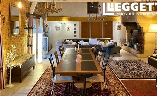 Castle for Sale in Sarlat-la-Canéda, Nouvelle-Aquitaine, France