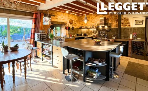 Castle for Sale in Sarlat-la-Canéda, Nouvelle-Aquitaine, France