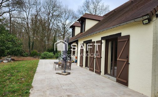 Castle for Sale in Houdan, Île-de-France, France