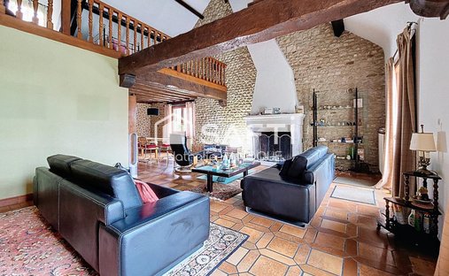 Castle for Sale in Houdan, Île-de-France, France