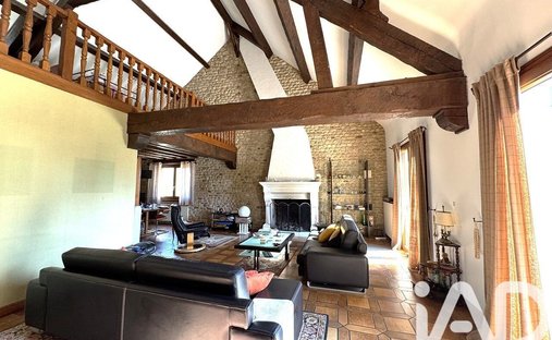 Castle for Sale in Houdan, Île-de-France, France