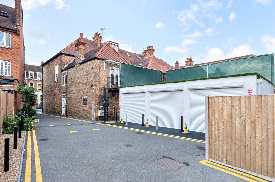 House in Mill Hill, Barnet, England 2 - 16824898