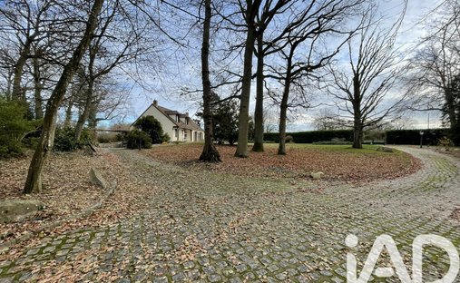 Castle for Sale in Houdan, Île-de-France, France