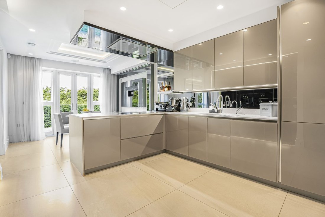 Apartment in Cockfosters, Enfield, England 2 - 16824941