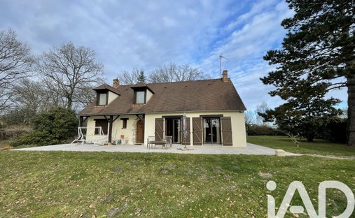 Castle for Sale in Houdan, Île-de-France, France