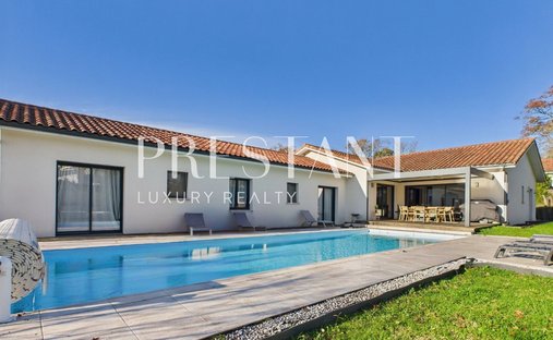 Castle for Sale in Peyrehorade, Nouvelle-Aquitaine, France