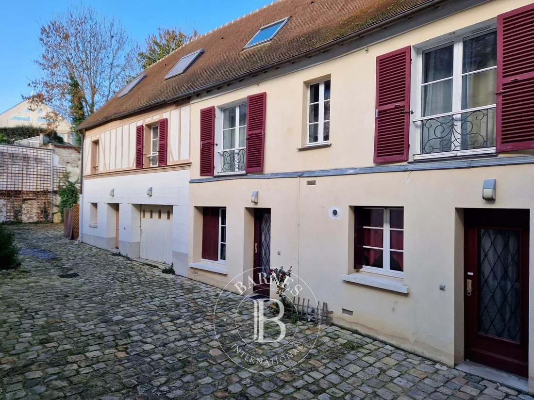 Est, Ecouen, France 3 - 16831151