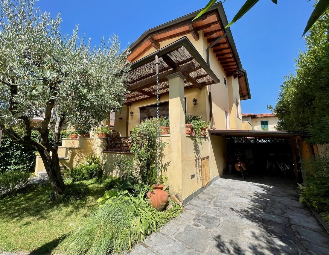 Villa in Tonfano, Pietrasanta, Italy 1 - 16837533