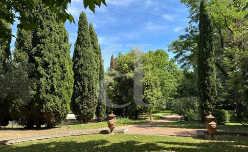 Provencal Farmhouse Of 277m² With Swimming Pool On Land Of Almost 2ha