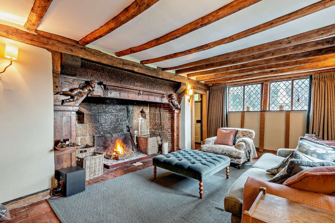 House in Copthorne, England 5 - 16832758