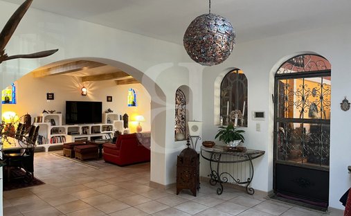 Castle for Sale in Carpentras, Provence-Alpes-Côte d'Azur, France